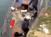 英国老人5年花费11万修复旧游艇 首次下水即沉没